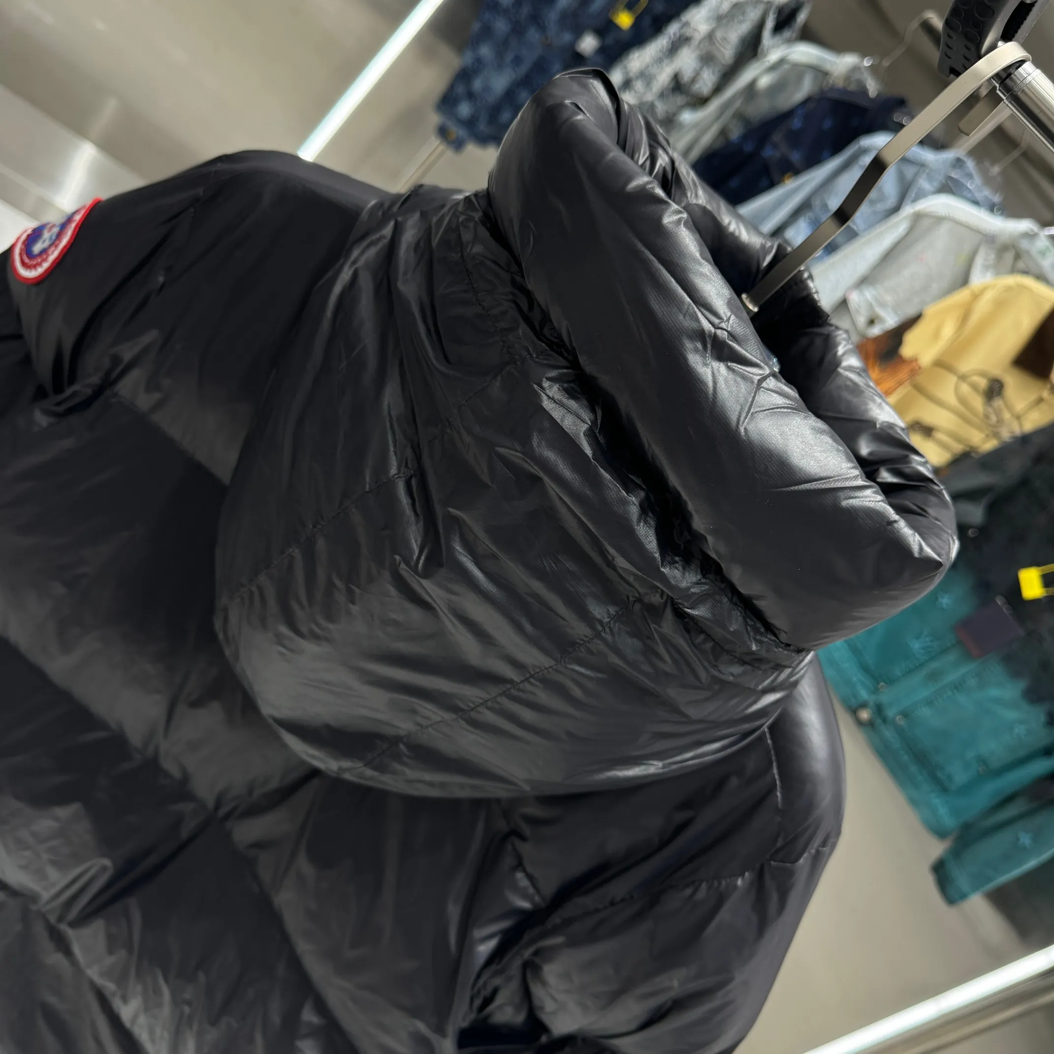 P500 𝘾𝘼𝙉𝘼𝘿𝘼 𝙂𝙊𝙊𝙎𝙀/Canada Goose Black Red Label Limited New Crofton Puff Down Jacket Pure Guangzhou Inspection 80 White Duck Down Filling‼  Top version, ceiling level‼ Crofton soft bread, the latest style in 2023, has a cold protection effect of up to level 4. It is made of recycled Feather-Light tear-resistant fabric. It is ultra-light and has no weight on the upper body at all! The unique black label highlights your temperament‼  Canada Goose, a Canadian brand, has always been recognized as the warmest down jacket. Various Instagram celebrities, Internet celebrities, and celebrities often wear it for street photos. I do Canada Goose every year, but I still can’t get rid of my love for geese. No matter how cold the winter is, there is no need to be afraid, because there are geese! Filled with 80% white duck down, Canada Goose is the legendary warmest down jacket and is known as a must-have for Arctic outdoor sports! The most popular down jacket in the world, celebrities are rushing to buy it, it is a must-have! Same style for men and women Color Black Size: M~XXL